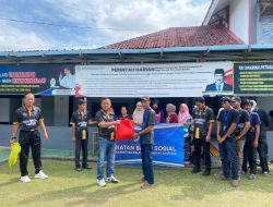 Kalapas Jumadi Distribusikan Paket Sembako kepada Warga Sekitar Dalam Memeriahkan Hari Bhakti Kemenimipas