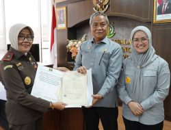 Penguatan Perlindungan Kekayaan Intelektual, Kakanwil Kemenkum Kaltim Serahkan 14 Sertifikat Hak Cipta ke Kejati Kaltim