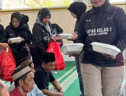 Berbagi Berkah di Hari Jumat, Kalapas Salurkan Bantuan Sosial ke Warga Binaan Pondok Pesantren Darut Taubah