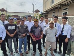 Kalapas Jumadi Bersama 20 Napi dan Petugas Lapas Narkotika Bandar Lampung Bantu Masyarakat Perbaiki Jalan Rusak di Desa Way Huwi