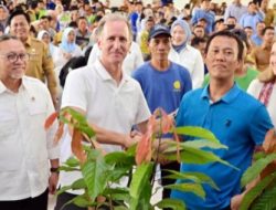 Dorong Smart Agroforestry, Menko Zulkifli Hasan Gelontorkan 7.000 Bibit Kopi-Kakao untuk Petani Lampung Selatan Lampung Selatan