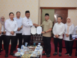 Gubernur Rahmat Mirzani Djausal Serahkan Surat Penugasan Plt. Bupati Lampung Tengah Kepada I Komang Koheri