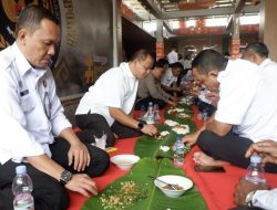 Kebersamaan Akhir 2025, Kakanwil dan Petugas Lapas Kelas I Bandar Lampung Makan Bersama di Atas Daun Pisang