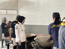 Sebelum Melaksanakan Apel, Kalapas Kelas I Bandar Lampung Masak Bareng Warga Binaan Bersertifikat di Dapur Sehat