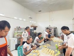 Tinjau Pabrik Raja Bakery, Kabid Giatja Dorong Warga Binaan Bersertifikat BNSP Tularkan Ilmu ke Rekan Sejawat