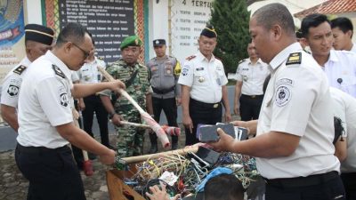 Kepala Lapas Kotaagung Pimpin Pemusnahan Barang Sitaan Hasil Razia Bersama TNI Polri