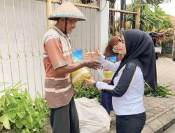 Tebar Kebahagiaan di Jumat Berkah, Kalapas Kelas I Bandar Lampung Beserta Jajaran Bagikan Sembako untuk Masyarakat Sekitar