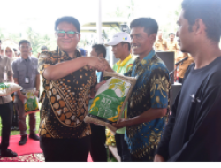 Ketua DPRD Provinsi Lampung, A. Giri Akbar, S.E., M.B.A., menghadiri kegiatan Tanam Padi Bersama Forum Koordinasi Pimpinan Daerah (Forkopimda)