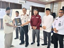 Kalapas Mukhlisin Fardi Serahkan Rapor Paket B dan C Bagi Warga Binaan Lapas Kelas IIB Muara Tebo