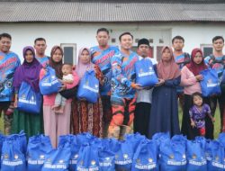 Kepala Lapas Cibinong Serahkan Paket Sembako ke Pesantren Riyadhul Jannah Pakubumi dan Warga Sekitar