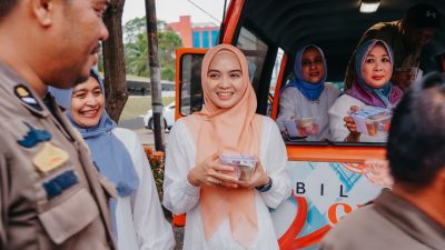 TP. PKK dan DWP Provinsi Lampung Bagikan Ratusan Takjil untuk Masyarakat