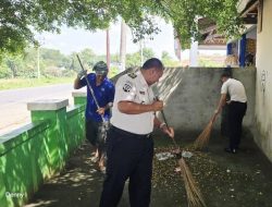 Petugas dan Warga Binaan Lapas Way Kanan Bersihkan Fasilitas Umum dan Lingkungan Sekitar
