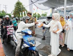 Semangat Ramadan, TP PKK dan DWP Provinsi Lampung Berbagi Takjil Meski Sempat Diguyur Hujan