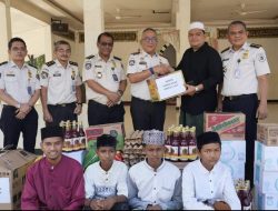 Pererat Ukhuwah dan Berbagi Kebahagiaan Bersama Santri, Kakanwil Ditjen Imigrasi Aceh Pimpin Kegiatan Bakti Sosial di Bulan Ramadan
