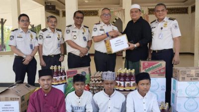 Pererat Ukhuwah dan Berbagi Kebahagiaan Bersama Santri, Kakanwil Ditjen Imigrasi Aceh Pimpin Kegiatan Bakti Sosial di Bulan Ramadan