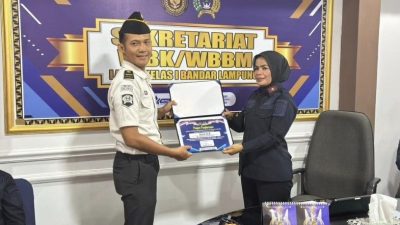Apresiasi Dedikasi di Garda Terdepan, Kepala Lapas Kelas I Bandar Lampung Sematkan Predikat Pegawai Teladan Periode Triwulan Pertama