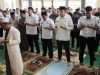 Duka Sedalam Lautan, Bupati Egi dan Ratusan Jemaah di Kalianda Gelar Salat Gaib untuk Korban Tragedi KAI