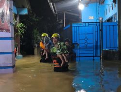 Basarnas dan Tim SAR Gabungan Evakuasi 109 Warga Terdampak Banjir di Bandar Lampung