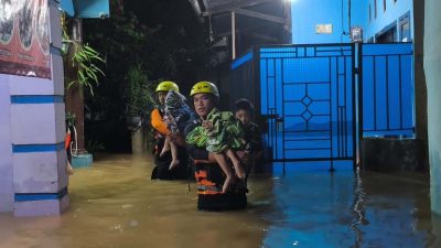Basarnas dan Tim SAR Gabungan Evakuasi 109 Warga Terdampak Banjir di Bandar Lampung