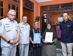 Jasa Raharja Serahkan Santunan Kepada Ahli Waris Korban Meninggal Dunia Kecelakaan KRL di Bekasi