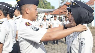 Apel Pagi Jadi Momen Apresiasi, Kalapas Andi Gunawan Pimpin Kenaikan Pangkat 12 Pegawai Lapas Kotaagung