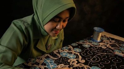 Ketekunan Asri Menjaga Warisan Lampung Sambil Menggerakkan Ekonomi Keluarga
