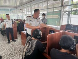 Karutan Tri Wahyu Santosa Didampingi Kepala KPR Rutan Bandar Lampung Lakukan Kontrol Fasilitas Layanan Wartelsuspas Bagi Warga Binaan