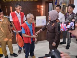 Hirup Udara Segar, Kejari Lampung Selatan Berikan Keadilan yang Menyentuh Hati untuk Mbah Mujiran