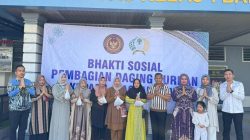 Berbagi Berkah Idul Adha, Plh Kakanwil Maulidi Hilal dan Kalapas Bagikan Daging Kurban Kepada Masyarakat Sekitar