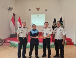 Kepala Lapas Ampana Serahkan Remisi Khusus Bagi Warga Binaan Lanjut Usia