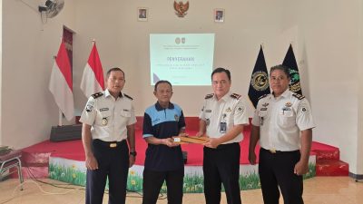 Kepala Lapas Ampana Serahkan Remisi Khusus Bagi Warga Binaan Lanjut Usia