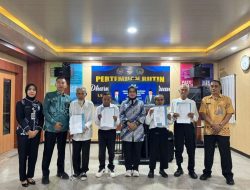 Wujud Kepedulian Negara, Kalapas Rajabasa Serahkan Remisi Khusus Bagi Warga Binaan Usia Diatas 70 Tahun