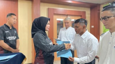 Kepala Lapas Kelas I Bandar Lampung Serahkan Remisi Khusus Hari Waisak Kepada Lima Warga Binaan