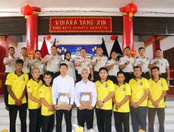 Kepala Lapas Cibinong Serahkan Remisi Khusus Bagi Enam Warga Binaan di Hari Raya Waisak