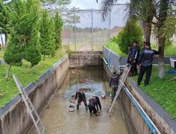 Semangat Gotong Royong, Kalapas Karanganyar Pimpin Pembersihan Kanal di Lingkungan Branggang