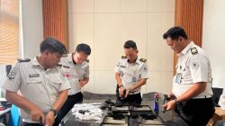Kepala KPR Rutan Kelas I Bandar Lampung Lakukan Pemeliharaan Senjata untuk Tingkatkan Kesiapsiagaan Petugas