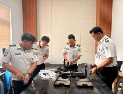 Kepala KPR Rutan Kelas I Bandar Lampung Lakukan Pemeliharaan Senjata untuk Tingkatkan Kesiapsiagaan Petugas