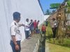 Deteksi Dini Kamtib, Lapas Ampana Bersama Warga Binaan Bersihkan Area Kontrol Pagar Branggang