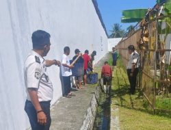 Deteksi Dini Kamtib, Lapas Ampana Bersama Warga Binaan Bersihkan Area Kontrol Pagar Branggang