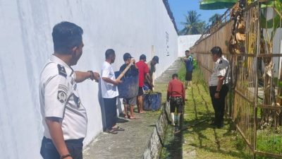 Deteksi Dini Kamtib, Lapas Ampana Bersama Warga Binaan Bersihkan Area Kontrol Pagar Branggang