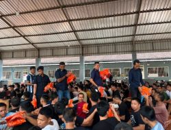 Bagikan Baju Dis Bagi Warga Binaan, Rutan Sukadana Tumbuhkan Semangat Pembinaan