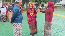 Apresiasi Pakaian Adat Terbaik, Kalapas Ike Rahmawati Berikan Penghargaan Kepada Dua Pegawai