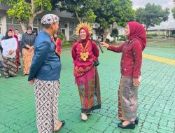 Apresiasi Pakaian Adat Terbaik, Kalapas Ike Rahmawati Berikan Penghargaan Kepada Dua Pegawai