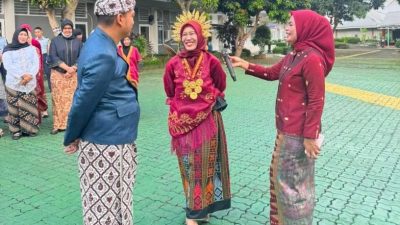 Apresiasi Pakaian Adat Terbaik, Kalapas Ike Rahmawati Berikan Penghargaan Kepada Dua Pegawai