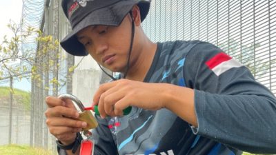 Pastikan Keamanan Maksimal, Petugas Lapas Khusus Kelas IIA Karanganyar Lakukan Perawatan Gembok