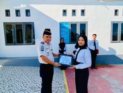 Kepala Lapas Ampana Berikan Penghargaan Kepada Pegawai Berprestasi Sebagai Wujud Apresiasi Atas Dedikasi dan Integristas