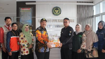 Kepala Kemenag Cilacap Bersama Forum Organisasi Zakat Salurkan Bantuan Makanan bagi Warga Binaan Lapas Karanganyar