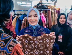 Ketua Dekranasda Provinsi Lampung Tampil di Catwalk, Tegaskan Dukungan bagi Kebangkitan Industri Kreatif Daerah