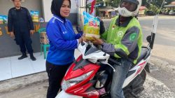 Wujudkan Program Akselerasi Menteri, Kalapas Kelas I Bandar Lampung Bagikan Paket Sembako Kepada Masyarakat Sekitar