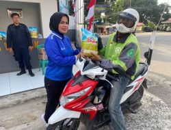 Wujudkan Program Akselerasi Menteri, Kalapas Kelas I Bandar Lampung Bagikan Paket Sembako Kepada Masyarakat Sekitar